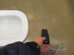 和式トイレ床面の電場測定